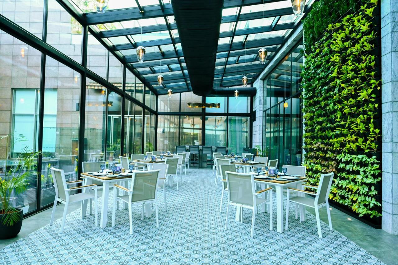Radisson Blu Hotel Guwahati Zewnętrze zdjęcie The Terrace