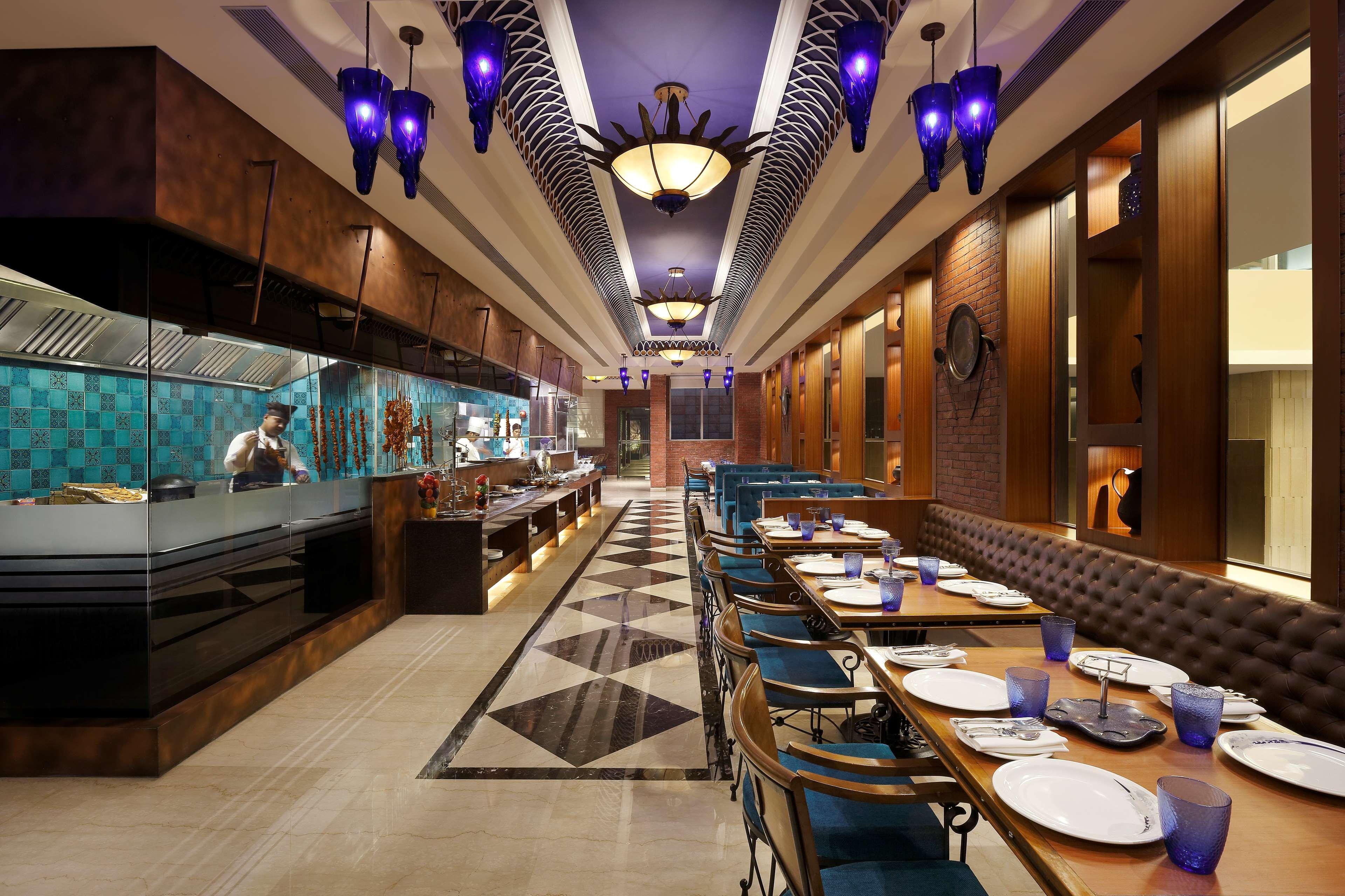 Radisson Blu Hotel Guwahati Zewnętrze zdjęcie The restaurant