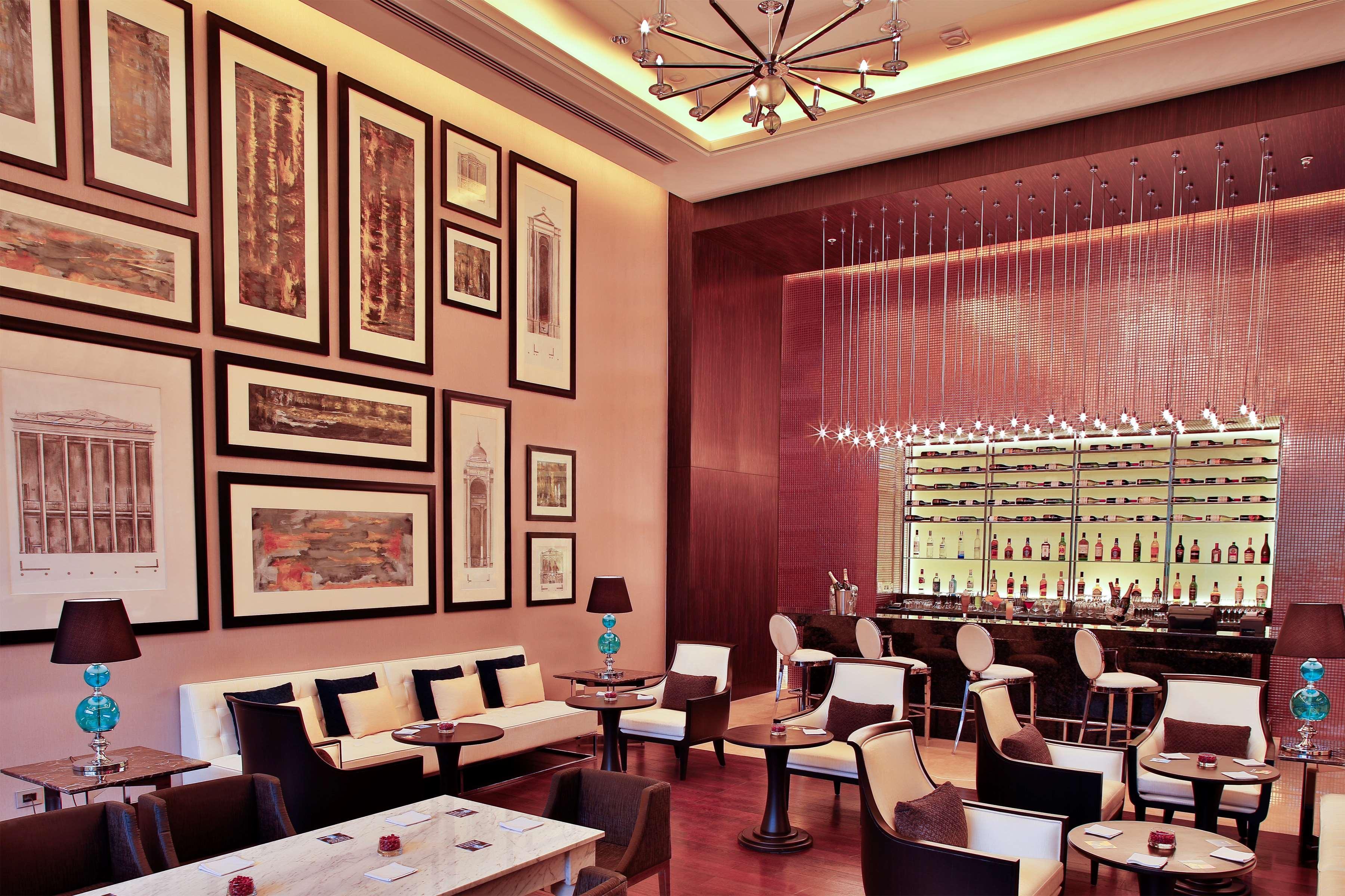 Radisson Blu Hotel Guwahati Zewnętrze zdjęcie The bar at the hotel