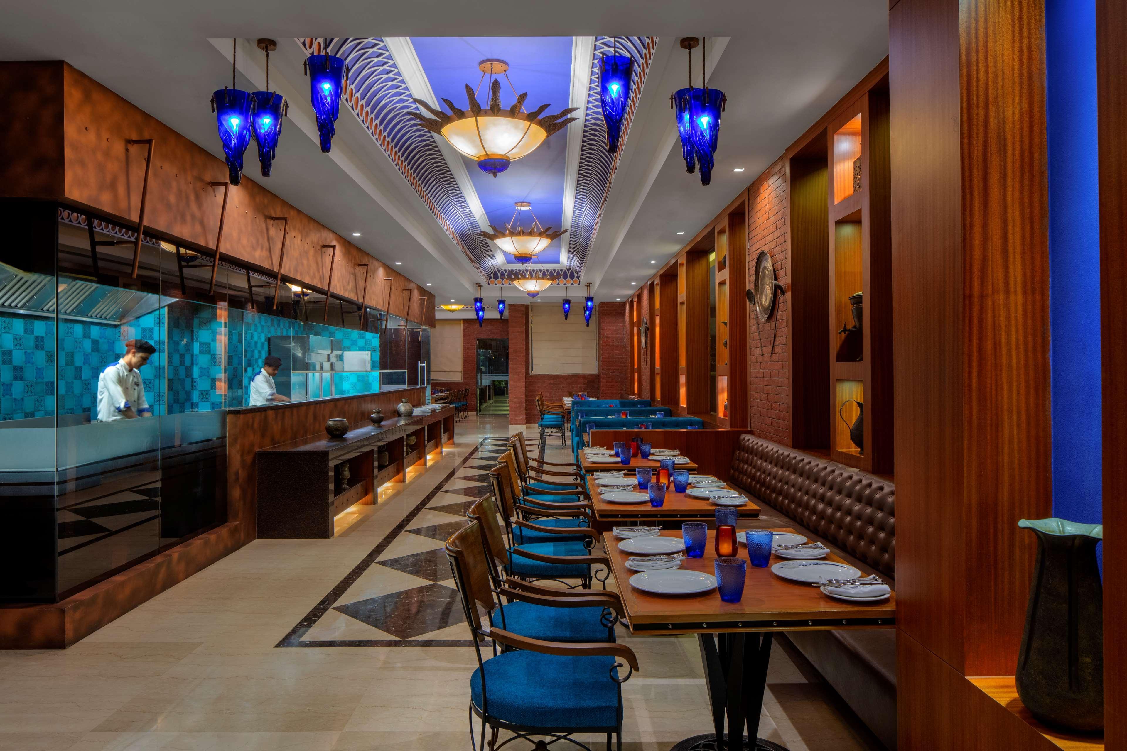 Radisson Blu Hotel Guwahati Zewnętrze zdjęcie The restaurant