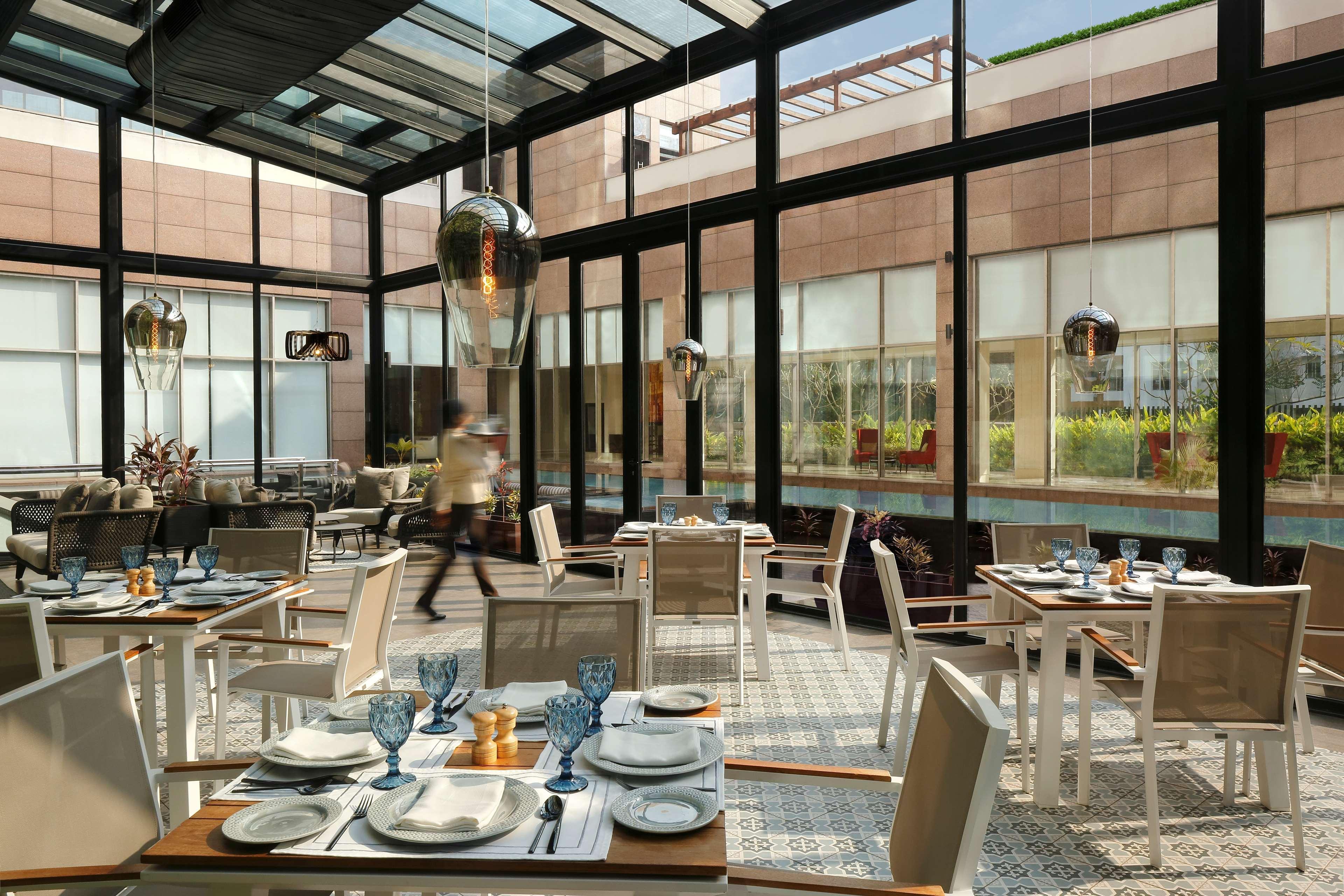 Radisson Blu Hotel Guwahati Zewnętrze zdjęcie The restaurant