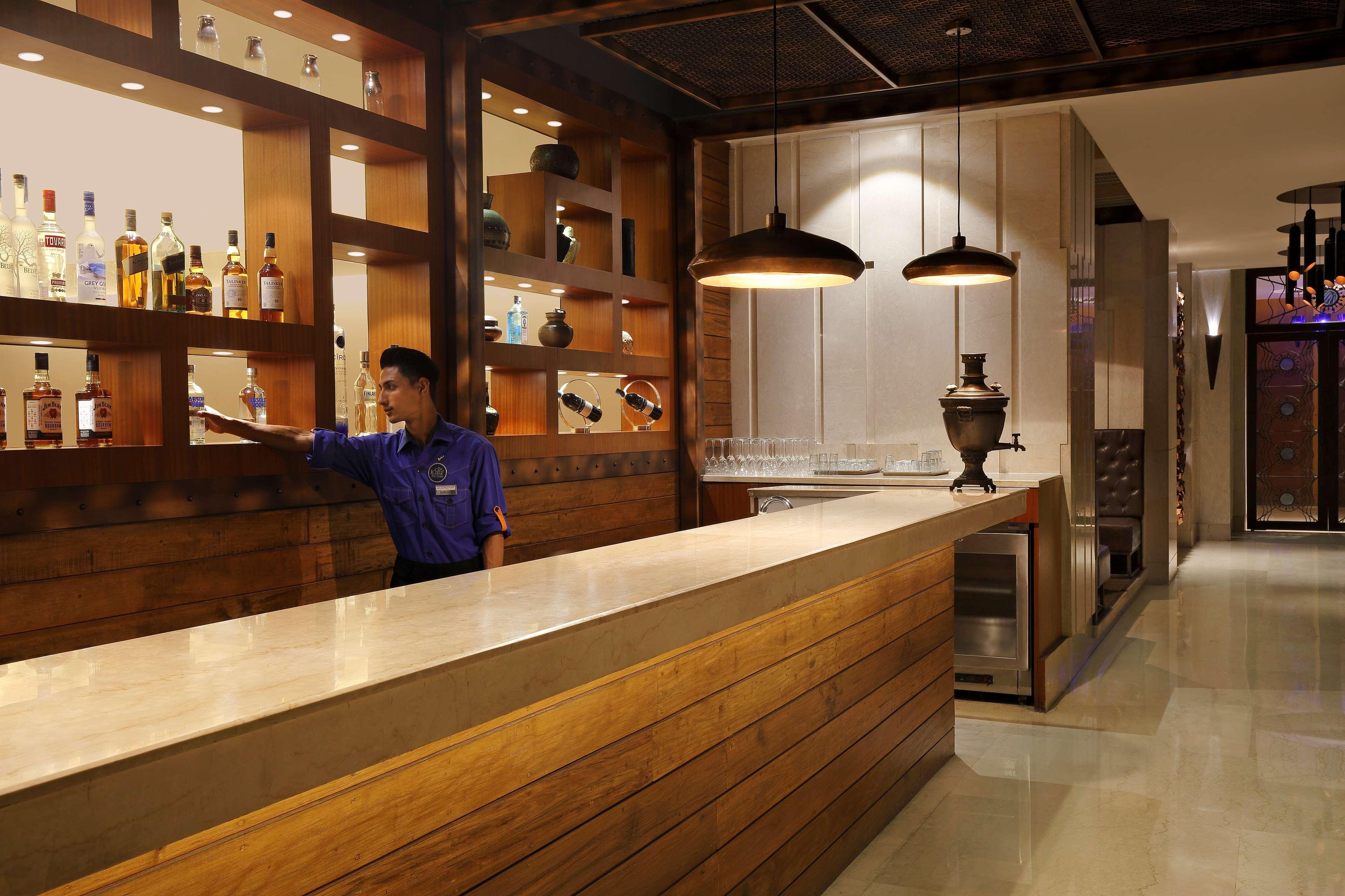 Radisson Blu Hotel Guwahati Zewnętrze zdjęcie The bar at the lounge
