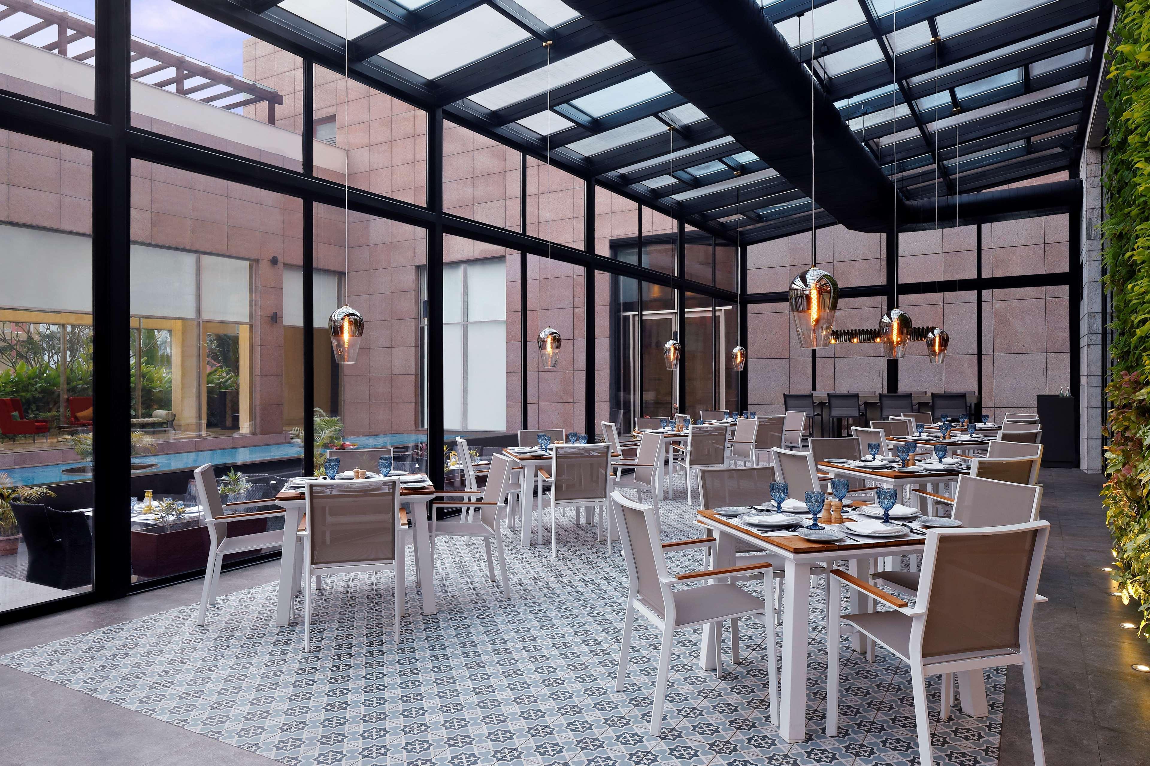 Radisson Blu Hotel Guwahati Zewnętrze zdjęcie The restaurant