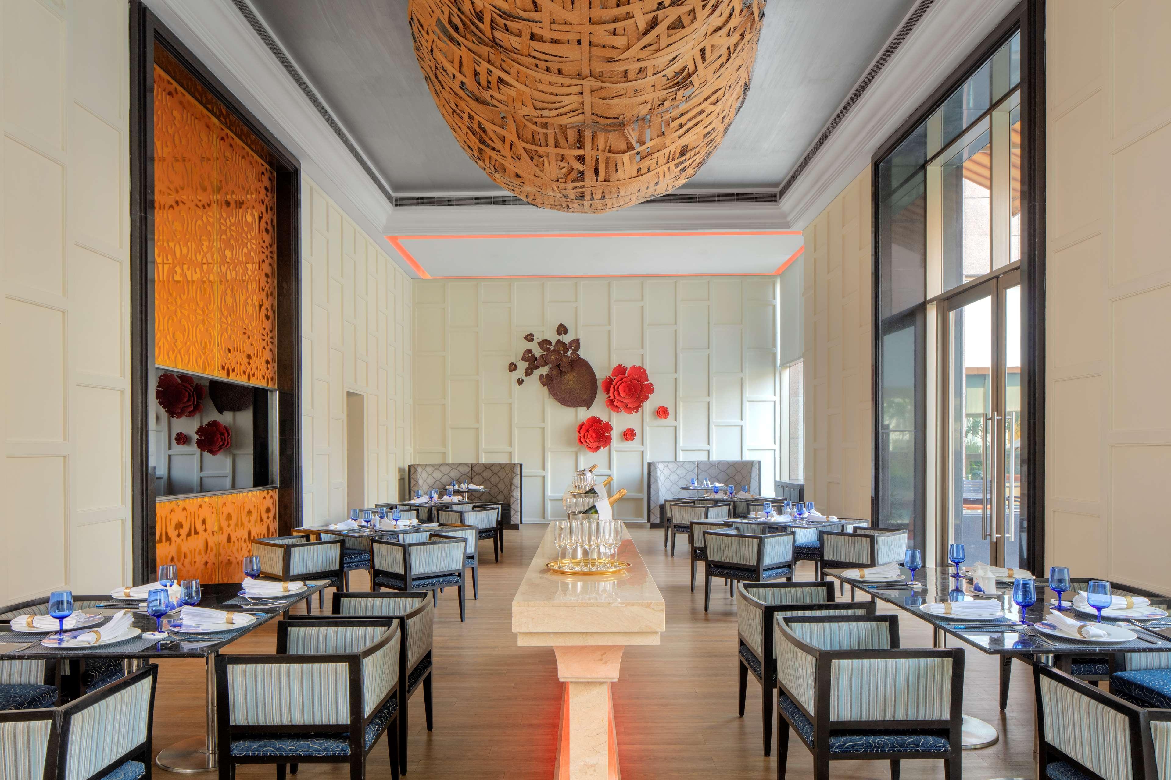 Radisson Blu Hotel Guwahati Zewnętrze zdjęcie The restaurant