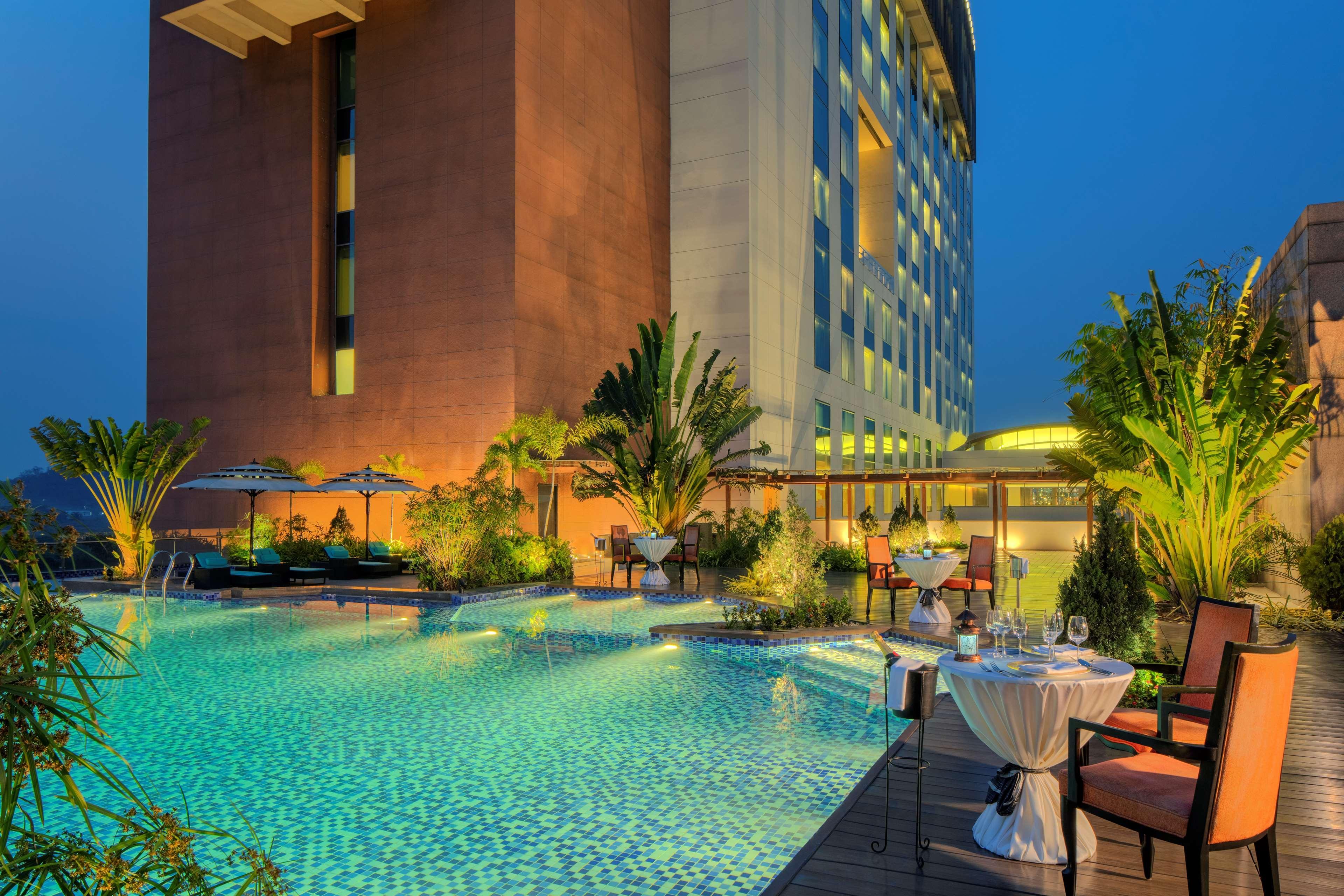 Radisson Blu Hotel Guwahati Zewnętrze zdjęcie The pool at the hotel