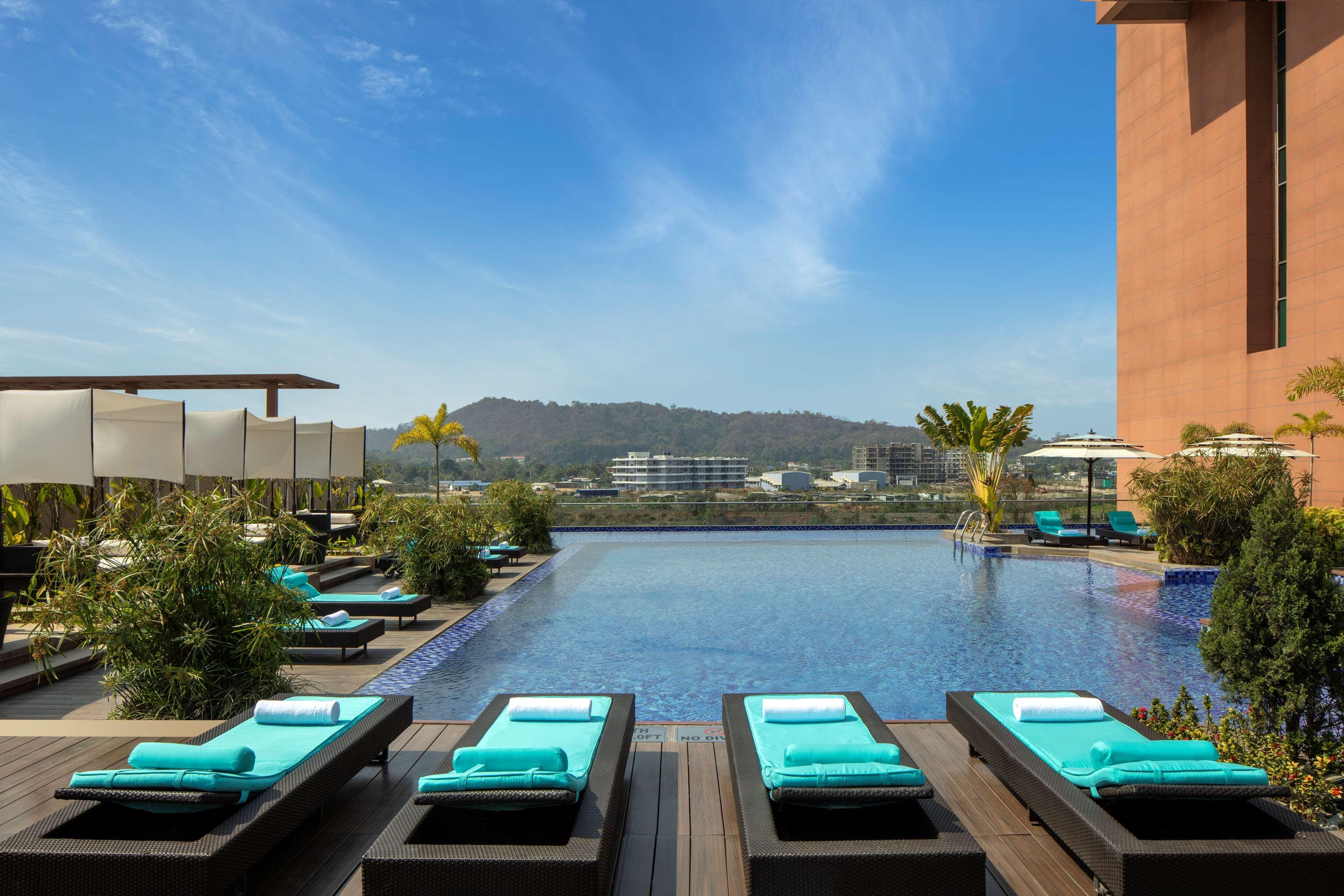 Radisson Blu Hotel Guwahati Zewnętrze zdjęcie The pool at the hotel