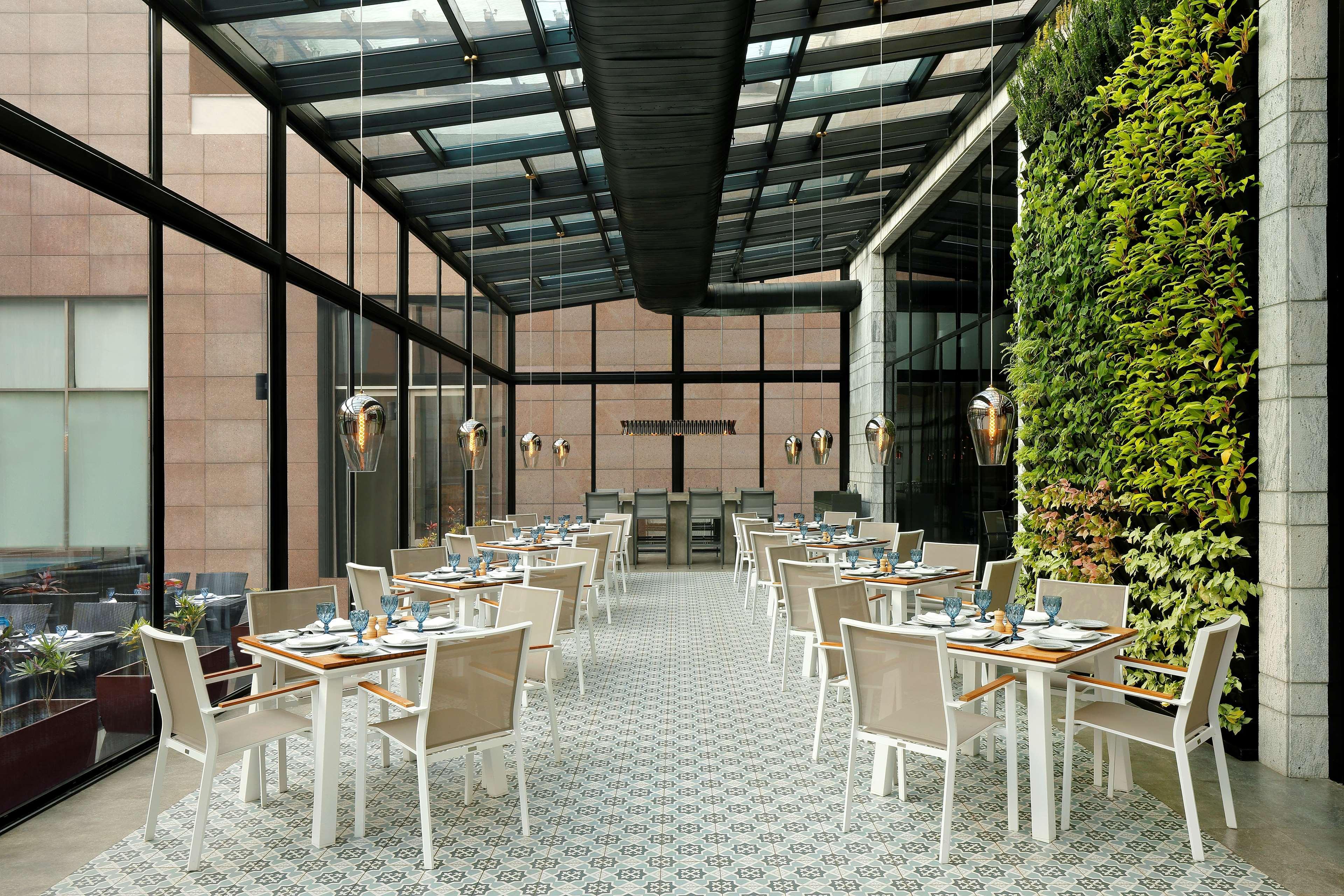 Radisson Blu Hotel Guwahati Zewnętrze zdjęcie The restaurant