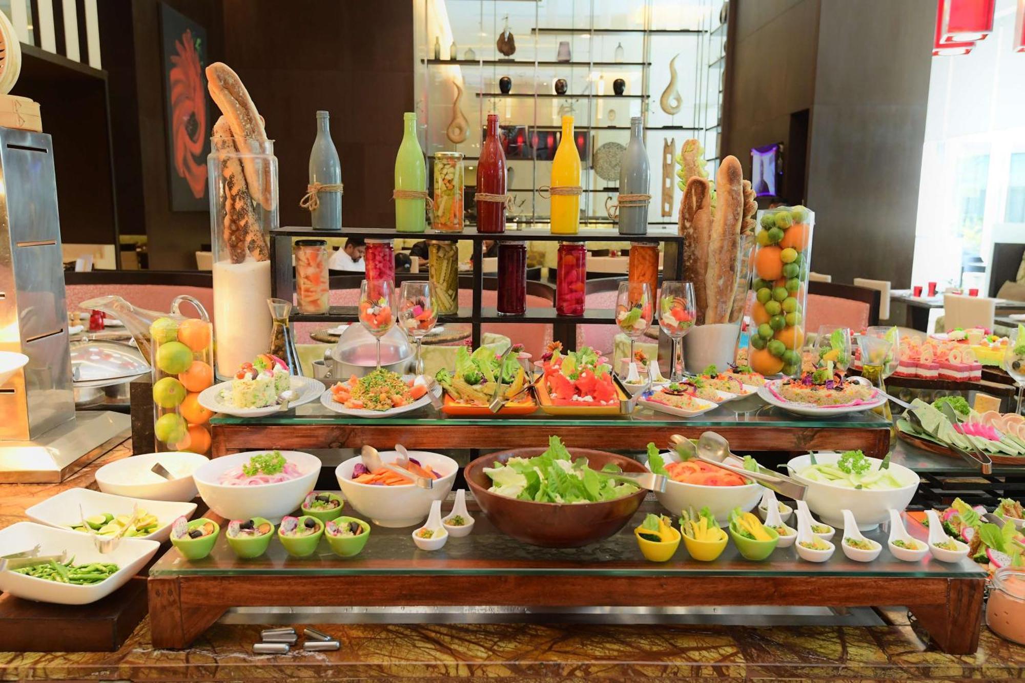Radisson Blu Hotel Guwahati Zewnętrze zdjęcie A salad bar