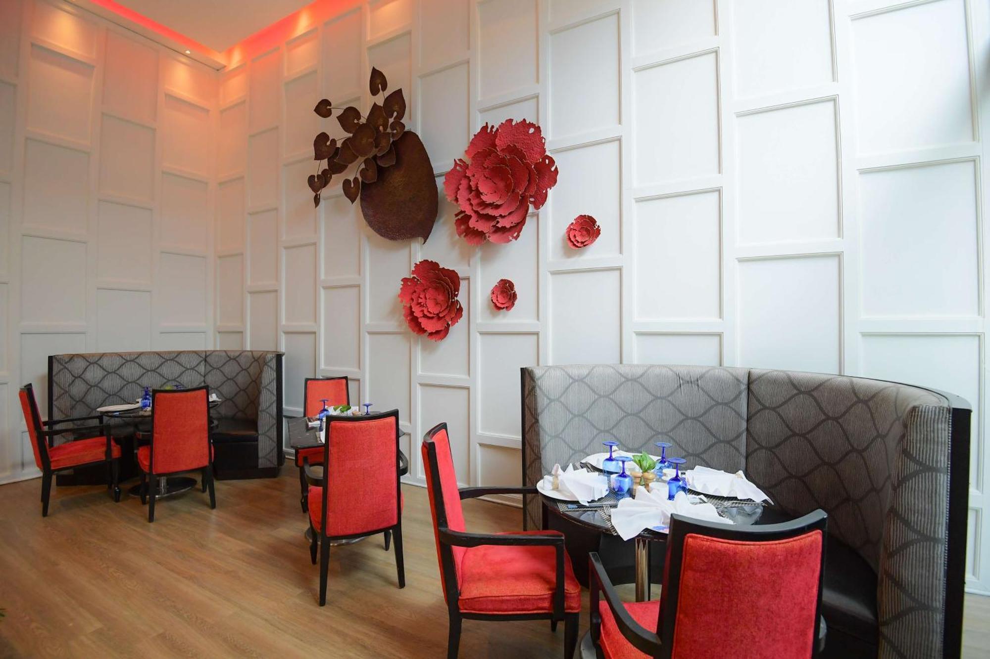 Radisson Blu Hotel Guwahati Zewnętrze zdjęcie The interior of the restaurant