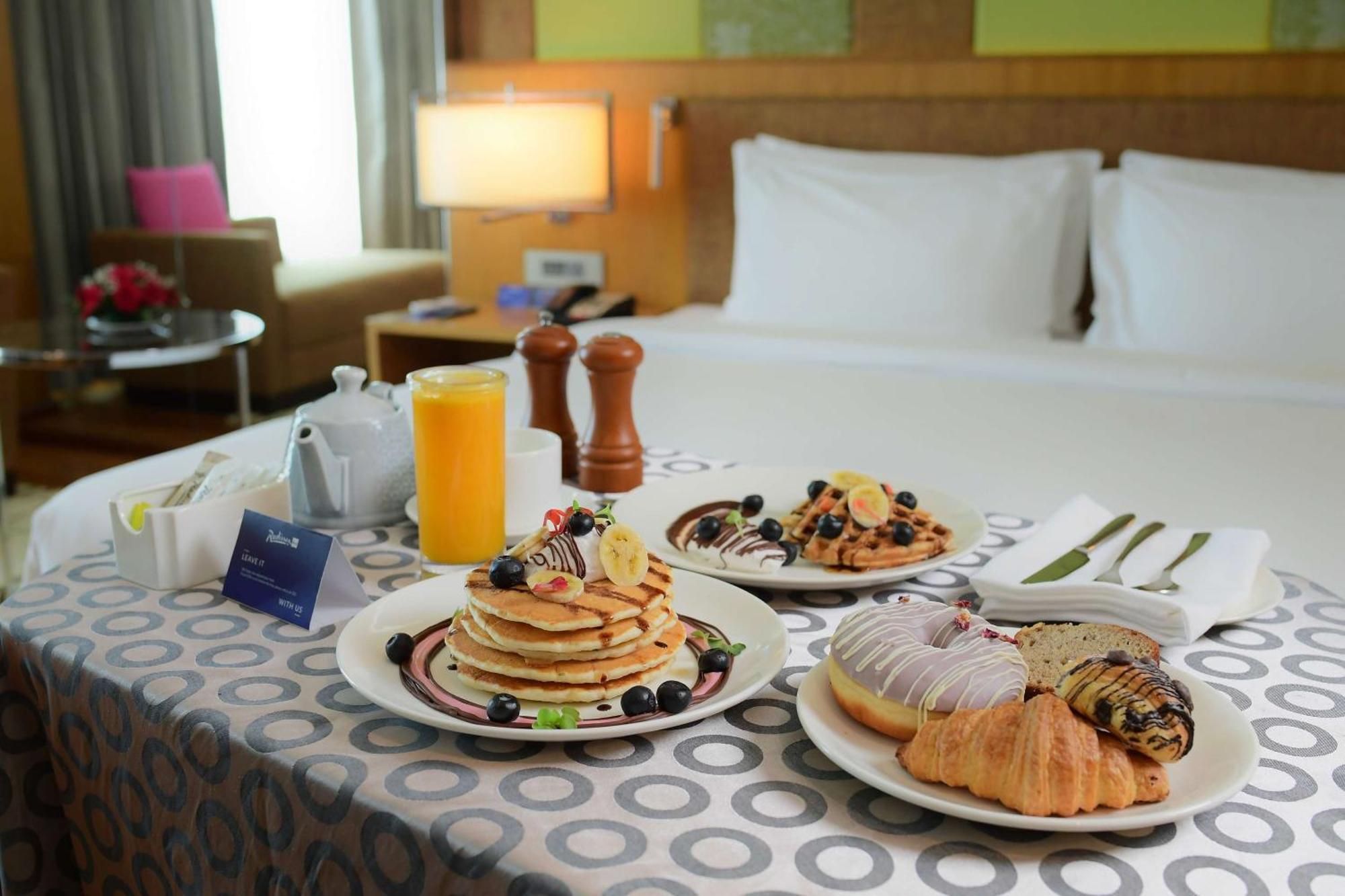 Radisson Blu Hotel Guwahati Zewnętrze zdjęcie Room service