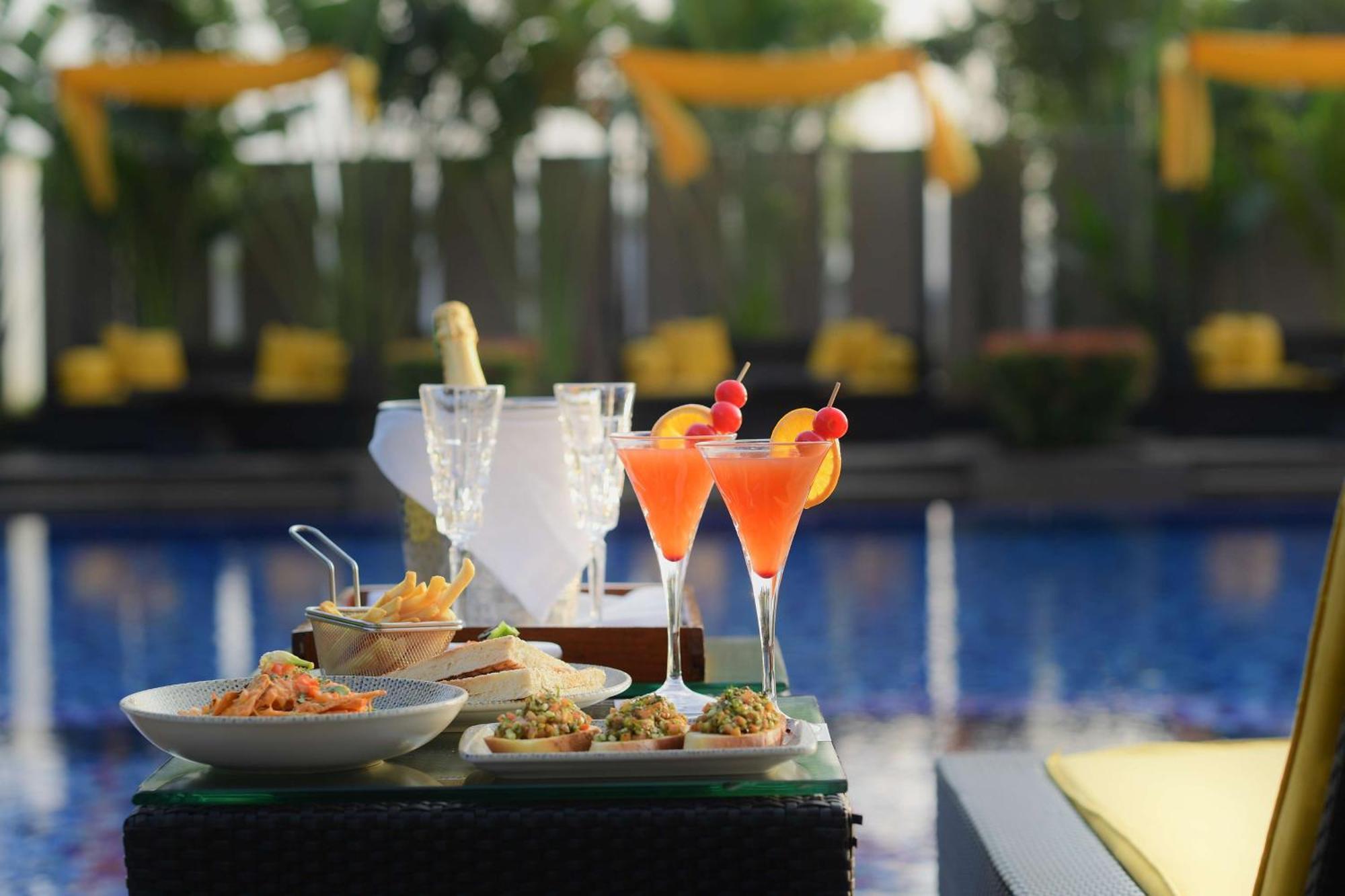 Radisson Blu Hotel Guwahati Zewnętrze zdjęcie Cocktails at the bar