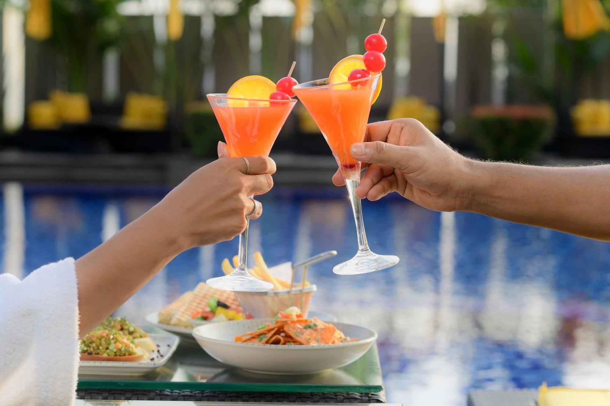 Radisson Blu Hotel Guwahati Zewnętrze zdjęcie A couple toasting with cocktails